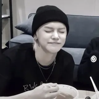 🍦 1380d644 Ride back persona, gorro, comiendo, interior, casual, monocromo whatsapp sticker