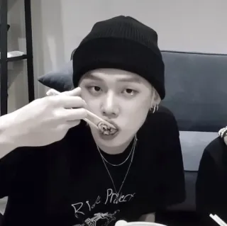 🍦 6301e06d Ride Protect persona, comiendo, retrato, sombrero, gorro, interior whatsapp sticker