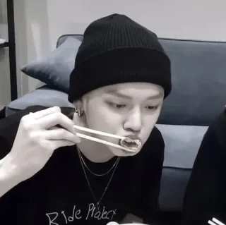 🍦 963d3a64 Ride Protect persona, comiendo, palillos, sushi, sombrero whatsapp sticker