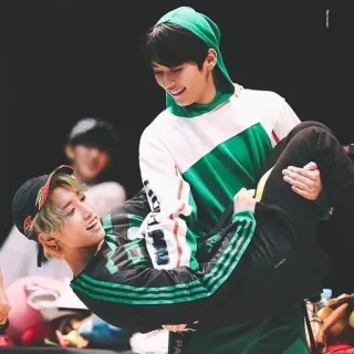 🤍 0364cae8 люди, k-pop, друзья, несут, улыбаются, два человека telegram sticker