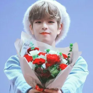 🤍 60c4e802 цветы, портрет, человек, букет, мужчина telegram sticker