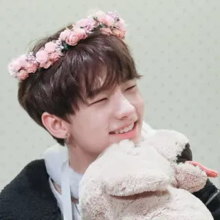 🎸 6621b599 человек, мальчик, цветы, венок из цветов, милый, улыбающийся telegram sticker