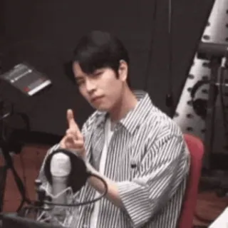 🔫 71b641f4 homem, pessoa, microfone, arminha com os dedos, casual, interior telegram sticker