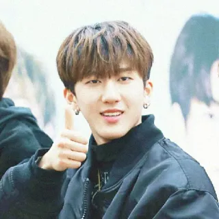 🌙 223fa9ed Person, Daumen hoch, Mann, Jacke, Porträt, Casual telegram sticker