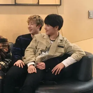 🌙 55ba82c2 Männer, Freunde, Porträt, sitzend, drinnen telegram sticker