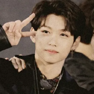 🌙 5ca20825 Felix kpop, felix, stray kids, idol, sänger, peacezeichen, kreuz ohrring telegram sticker