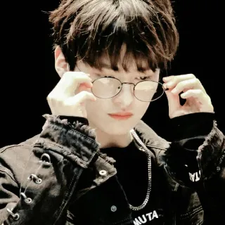 🌙 96d87ead MUTA Porträt, Person, Brille, Jacke telegram sticker