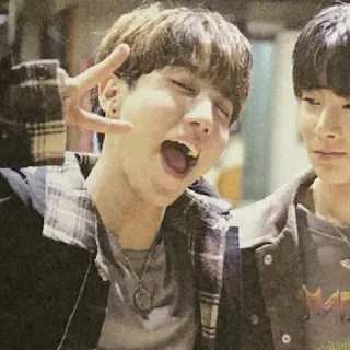 🌙 bced3926 Friedenszeichen, glücklich, K-Pop, asiatisch, junge Männer, Freunde telegram sticker