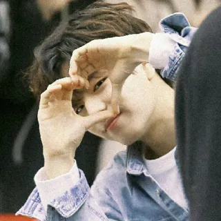 🌙 e91cc361 Person, Herz, Geste, Porträt, süß, Liebe telegram sticker