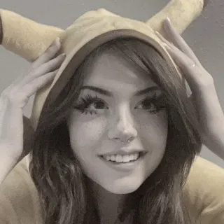 🍇 719c830f femme, fille, selfie, portrait, pikachu, sweat à capuche, jeune femme whatsapp sticker