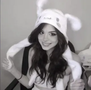 🍇 86db67fe femme, bonnet lapin, sourire, selfie, portrait whatsapp sticker