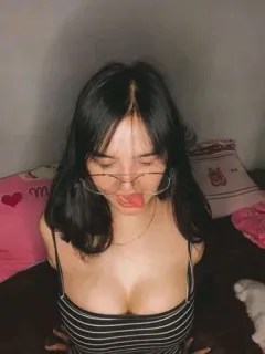 ❤️ 14bdafd4 femme, lunettes, décolleté, forte poitrine, intérieur, sexy whatsapp sticker
