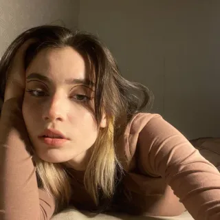 🍯 4ea69c94 potret, wanita, wajah, dalam ruangan, berbaring, rambut cokelat whatsapp sticker