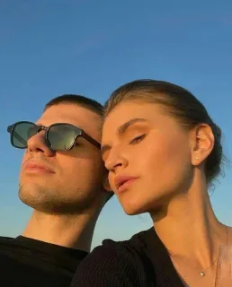 🍯 59c40d8d pasangan, orang, potret, kacamata hitam, langit, luar ruangan whatsapp sticker