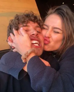 🍯 761e4efb pasangan, kasih sayang, ciuman, persahabatan, hubungan whatsapp sticker