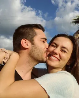 🍯 9dfcab8c pasangan, ciuman, cinta, hubungan, kebahagiaan, kasih sayang whatsapp sticker