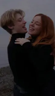 🍯 b8ee6b3a pasangan, pelukan, cinta, romantis, kasih sayang, hubungan, rambut merah, rambut pirang whatsapp sticker