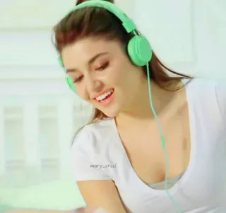 🎧 4b78c7d4 mary_ercel woman, headphones, music, portrait, selfie, listening telegram sticker