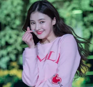 🧚‍♀ 590de201 Nancy K팝, 아이돌, 유명인, 여자, 미소, 미인, 사람 telegram sticker