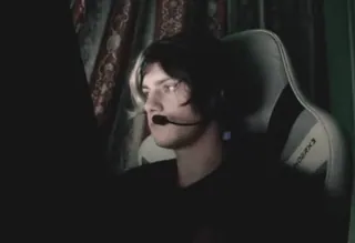 🫤 5f982e8d геймер, мужчина, гарнитура, человек, кресло, темный telegram sticker