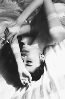 🚬 18f094c6 vrouw, sigaret, roken, portret, zwart-wit, persoon, liggend telegram sticker