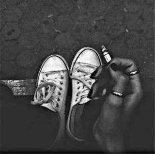 🚬 254d2ab1 Sneakers, Sigaret, Straat, Zwart-wit, Hand, Schoenen, Roken telegram sticker