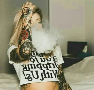 🚬 5f6c5093 STOPPING IS FOR QUITTERS! Vapen, Getatoeëerde vrouw, Rook, Blond haar, Tatoeages telegram sticker