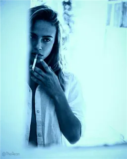 🚬 be77eac6 @TheAeon vrouw, sigaret, roken, portret, model telegram sticker