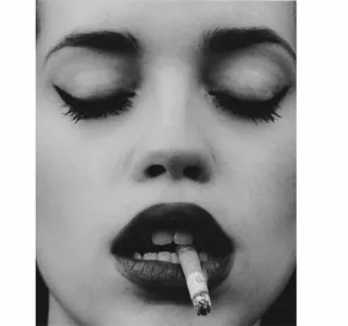 🚬 cdfcb502 vrouw, sigaret, roken, portret, make-up, ogen dicht, mond telegram sticker