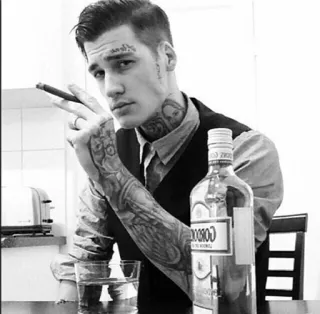 🚬 faf121bc man, sigaar, alcohol, tatoeage, drinken, zwart wit telegram sticker