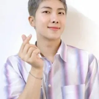 💜 4a874ac4 RM RM, BTS, Kpop, Coração com os dedos, Pop coreano telegram sticker