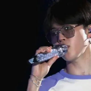 🎤 242401e8 Sänger, Mikrofon, Sonnenbrille, Auftritt, Konzert, Musik whatsapp sticker