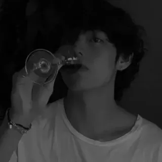 📷 e9f5e004 person, weinglas, schwarz-weiß, trinken, monochrom telegram sticker