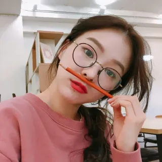 🌱 faab249b femme, lunettes, crayon, intérieur, selfie, portrait telegram sticker