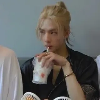 👀 070d3268 osoba, mężczyzna, picie, na luzie, kpop, hyunjin telegram sticker