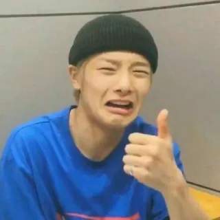 😩 713b216c osoba, kciuk w górę, wyraz twarzy, czapka zimowa, dyskomfort, cierpienie, nieprzyjemny, niezadowolony telegram sticker