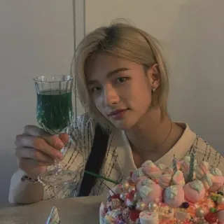 😏 bdc26d8a osoba, mężczyzna, napój, picie, ciasto, urodziny telegram sticker