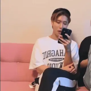 😹 688a41c8 HAMSAH STUDIO 사람, 남자, 전화, 실내, 티셔츠, 의류 whatsapp sticker