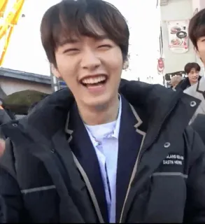 🎐 11d95c41 Island Reen Dastn Here glimlachend, Koreaans, jong, man, portret telegram sticker