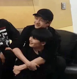 ♨️ 9429c914 mensen, knuffelen, glimlachen, genegenheid, vriendschap telegram sticker