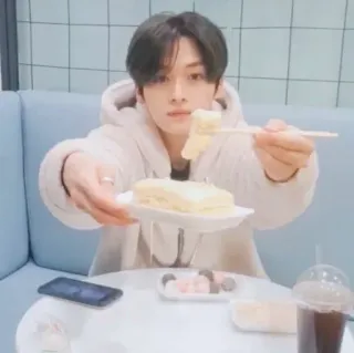 🤲 5eea3630 essen, kuchen, essstäbchen, person, drinnen, dessert telegram sticker