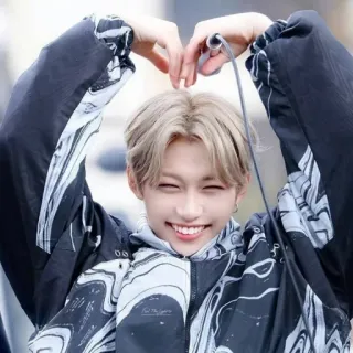 💗 67b212f8 Felix kpop, stray kids, idol, sänger, herz, süß telegram sticker