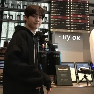 🙃 be48ee26 - ну ок Junge, Café, stehend, drinnen, Kapuzenpullover, okay telegram sticker