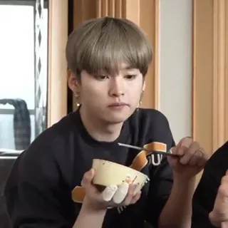 😶 c9aa81d5 person, essen, porträt, drinnen telegram sticker