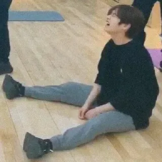 😭 edad0eb7 person, sitzen, hochschauen, drinnen, jogginghose, hoodie telegram sticker