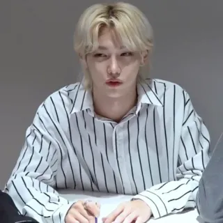 🧐 70b68984 orang, pria, potret, rambut pirang, korea, kemeja telegram sticker