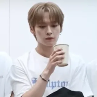 😐 95f5450c pria, orang, cangkir, duduk, dalam ruangan, peralatan makan telegram sticker