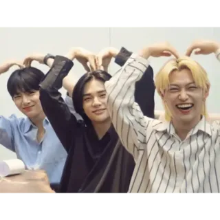 🫶 9a74eb78 leute, gruppe, lächeln, herzgeste, freude, positiv telegram sticker