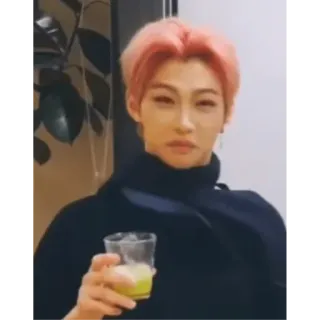 💀 bd979773 Felix kpop, stray kids, felix, idol, person, sänger, pinke haare, trinken telegram sticker