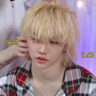 😑 c68d1056 Felix K-Pop, Stray Kids, Thần tượng, Tóc mullet, Tóc vàng telegram sticker